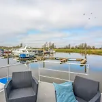 Tiny Hanzeboat 3*
