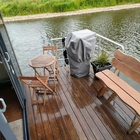 Tiny Hanzeboat Botel