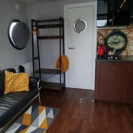 Tiny Hanzeboat Hotel na wodzie 3*