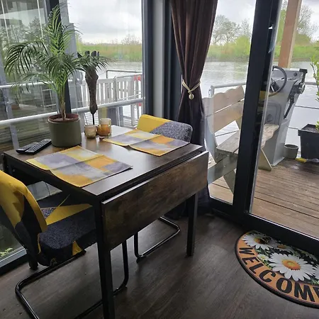 Tiny Hanzeboat Bådhotel Hattem