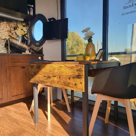 Tiny Hanzeboat Hotel en barco 3*